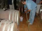 Alessandro Bocci durante una visita in cantina (18kb)
